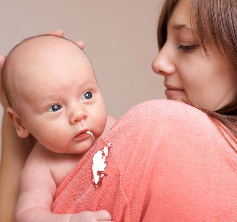 Cần làm gì khi trẻ sơ sinh bị ọc sữa và thở khò khè? 1